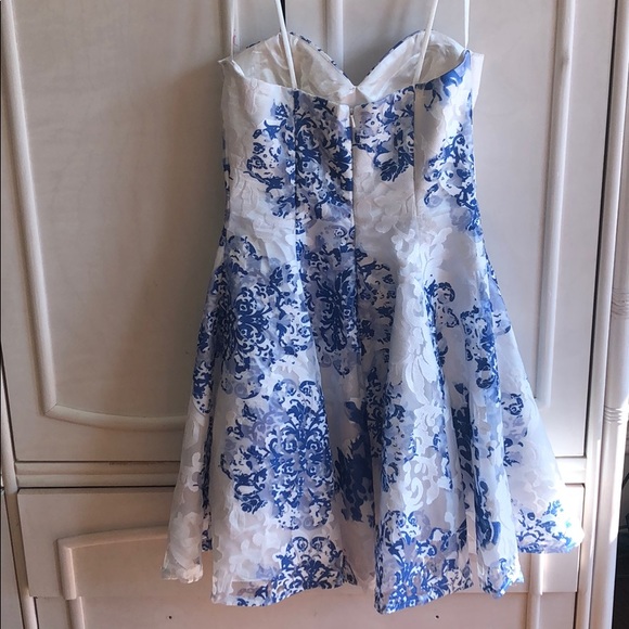 STRAPLESS DAVE & JOHNNY BLUE FLORAL DRESS - Picture 2 of 4